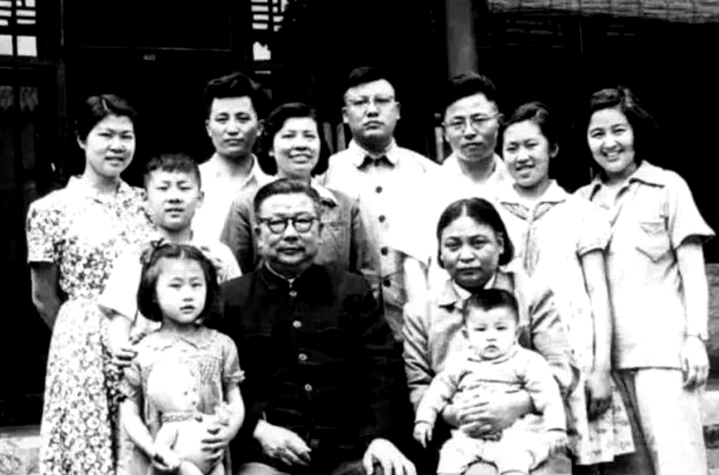 1950年，三野副司令粟裕进京公干，偶遇情报部部长李克农。李部长跑着上前，问：“