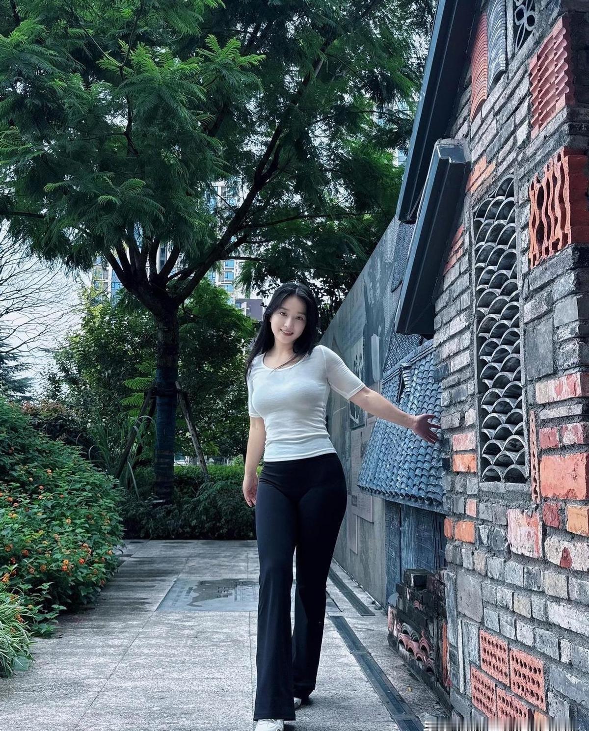 春天来了,姑娘们不约而同穿上了绿色。不是荧光绿,是牛油果那种闷闷的、带着点土味