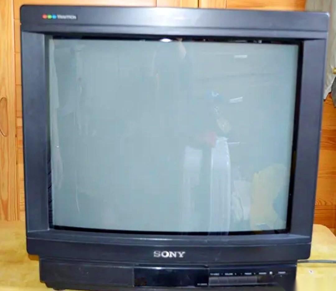 七千二百块。1994年。买一台电视。我大哥说，当年他花了一年半的工资，托关