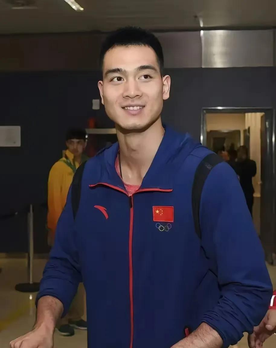 李童去哪儿了？原来郎导时代记得女排一个陪打教练叫李童的，那个时候这个小靓仔也