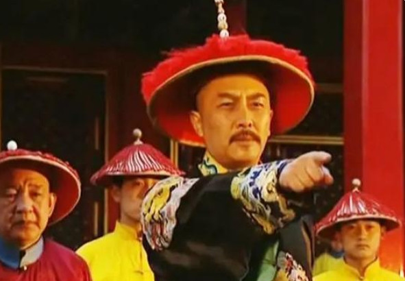 当年，导演胡枚筹拍《雍正王朝》，找到张丰毅出演雍正，原本一切好好的，想不到张丰毅
