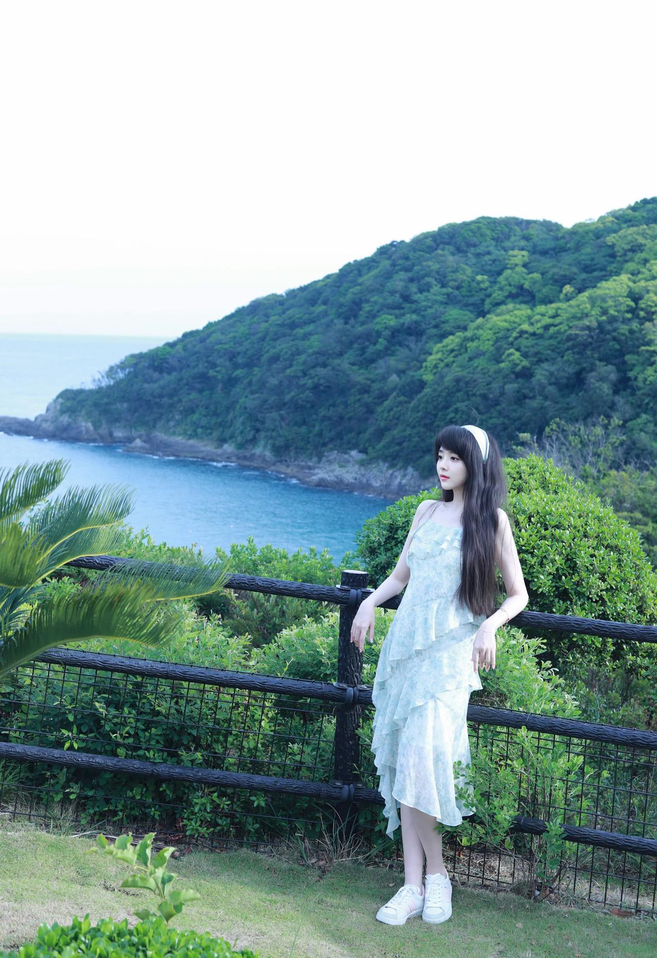 被山海拥抱着的温柔时刻，浅绿碎花裙和眼前的蓝绿色大海撞了个满怀，风里都是松弛的夏