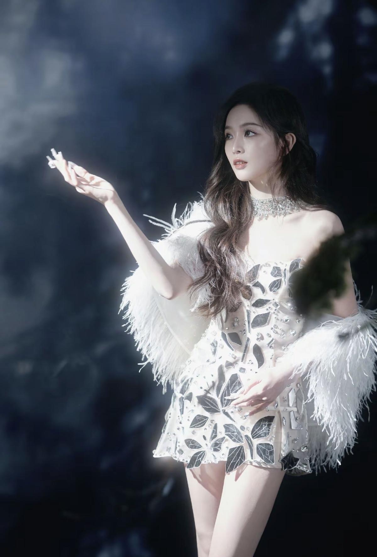 吴宣仪这一身造型，是从星光里走出来的精灵吧[赞]吴宣仪的演唱会造型真的鲨疯了！羽