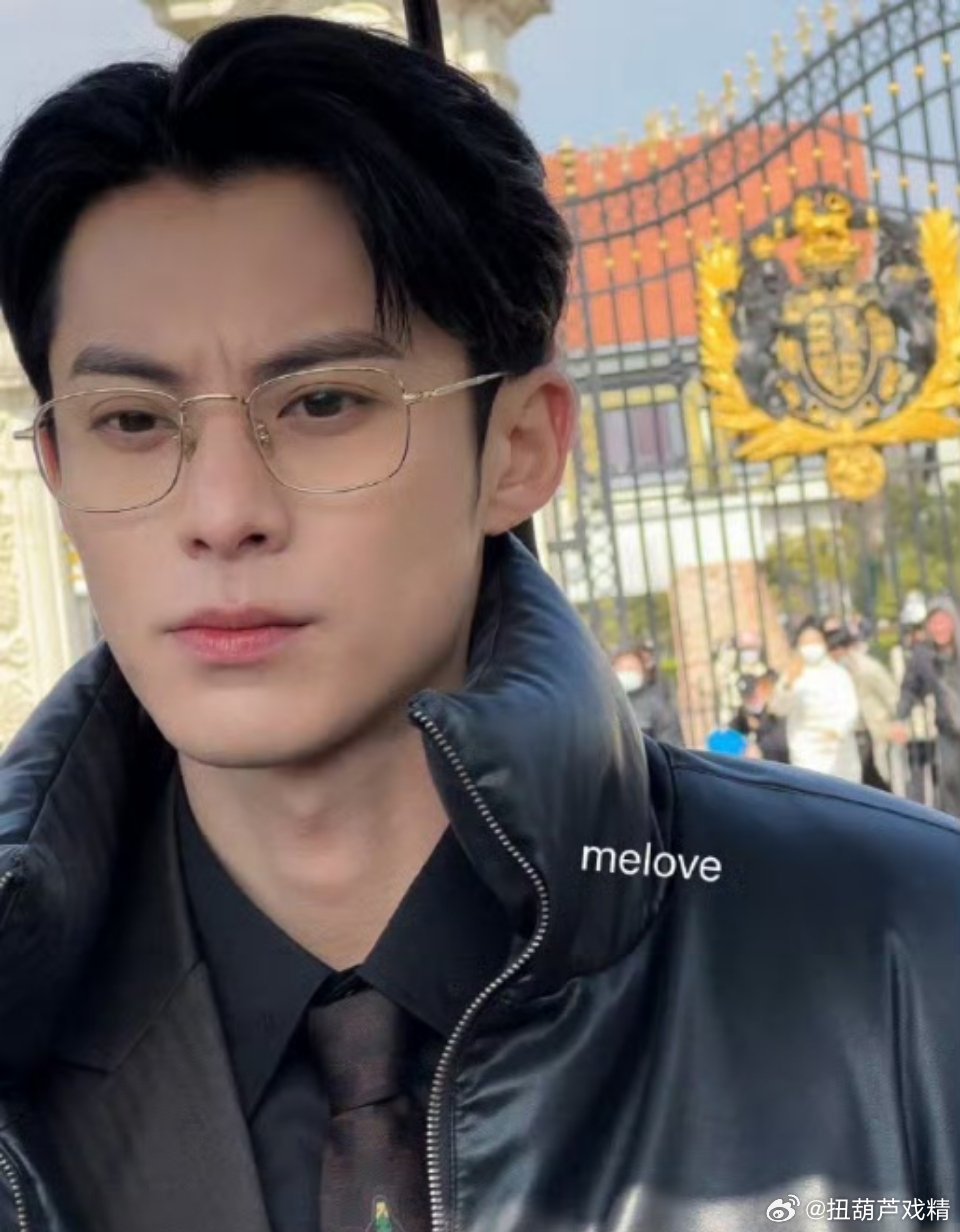 王鹤棣才26岁看起来不像26，川字纹太深了​​​