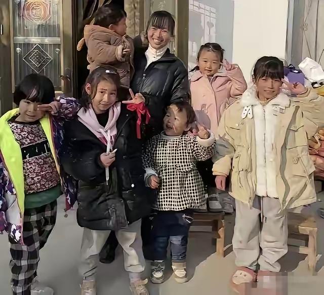 泪目，可怜的孩子。河南1男子意外离世。不久后，妻子也丢下5个孩子悄然离去。弟媳