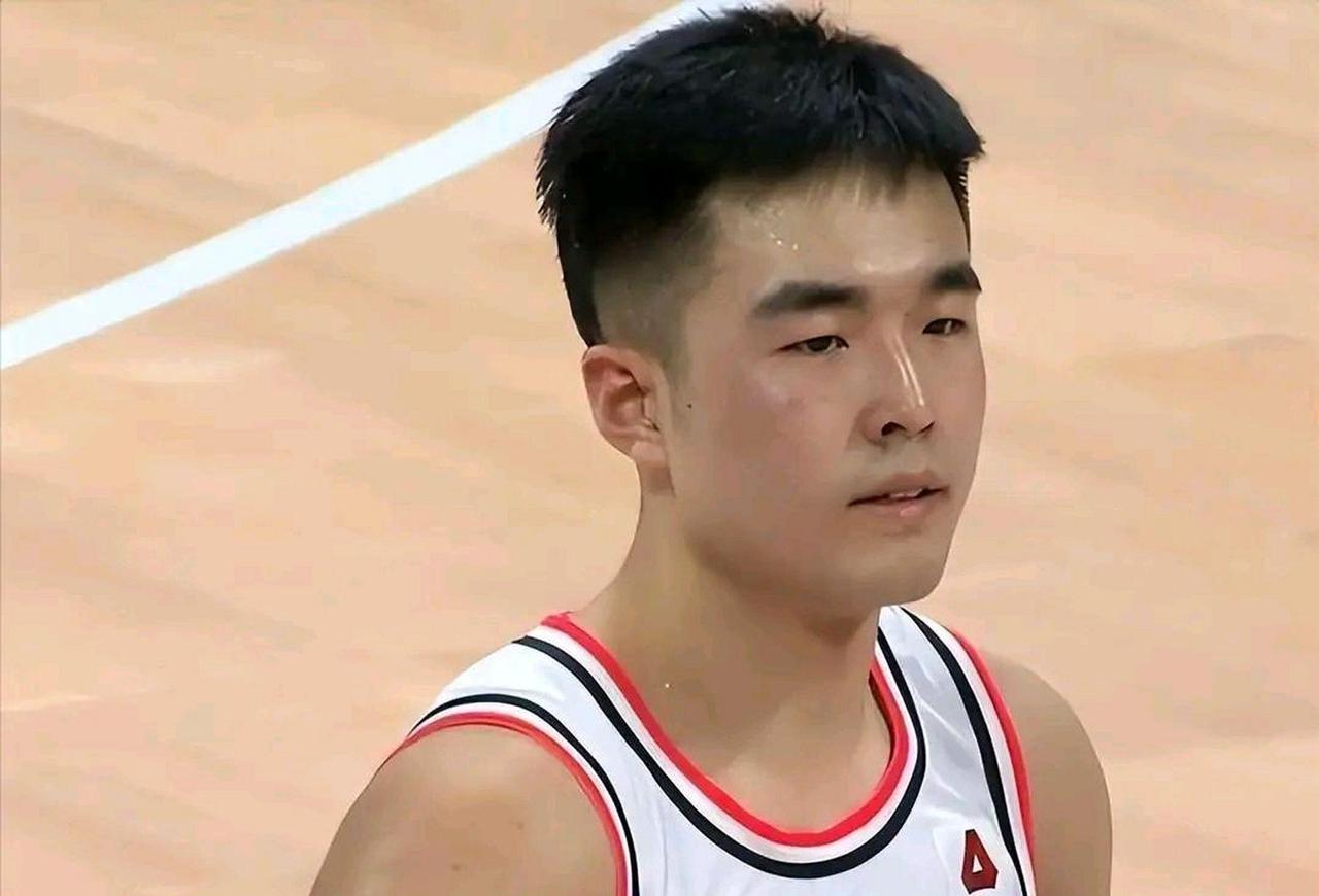 张文逸任骏威请客吃饭。广东男篮到太原，张文逸任骏威请全队吃饭，两人是太原人，今