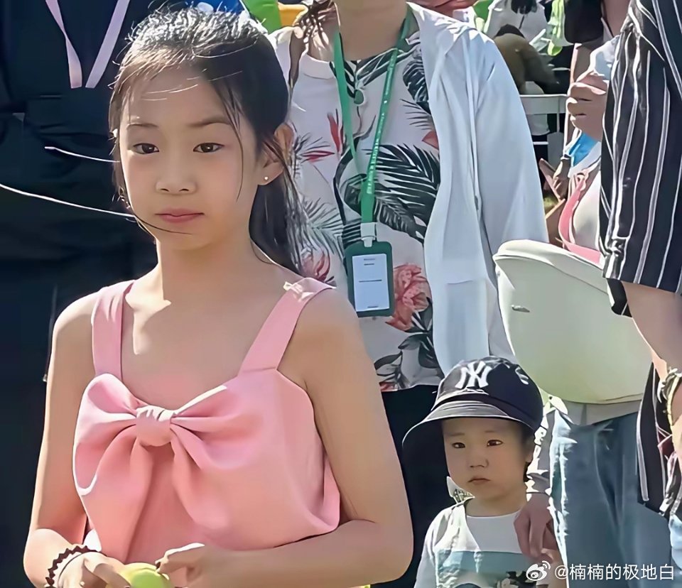 戚薇二胎儿子正面照曝光，女儿越来越像爸爸了，儿子像妈妈​​​