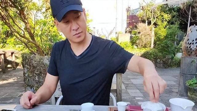 55岁的周杰在大理街头喝茶，晒得黑黑的，穿件旧白衬衫。路人拍到他，热搜就上来了，