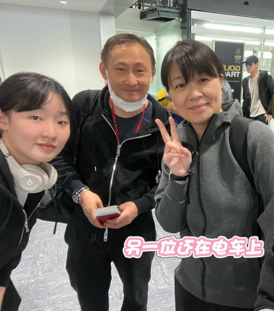 张本美和到成都了！这次一家人都来四川了，有了爸爸妈妈陪伴身边小姑娘很高兴！成