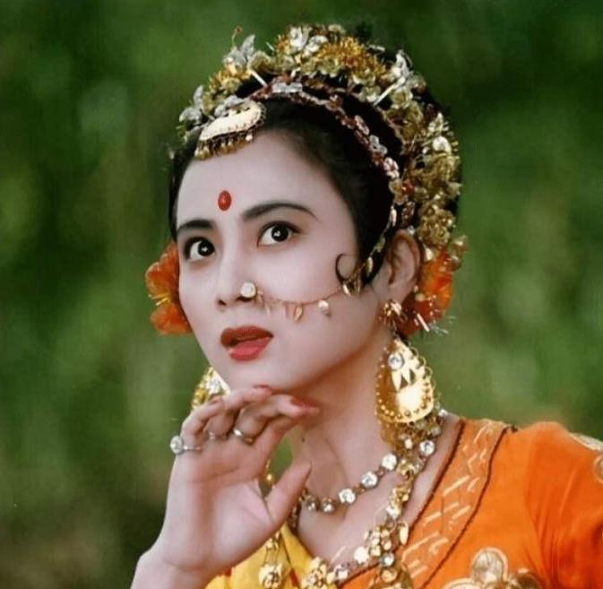 1997年，李玲玉嫁给犹太富豪杰瑞，新婚夜，李玲玉开玩笑地说：“你就不怕我嫁给你
