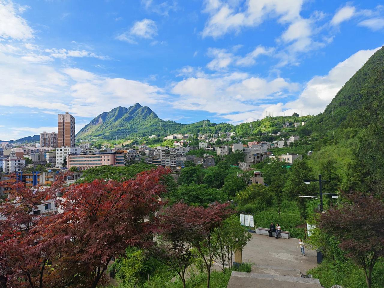 【镇雄现在很凉爽，适合避暑，但别加大宣传】云南镇雄县位处乌蒙山深麓，在明朝之前属