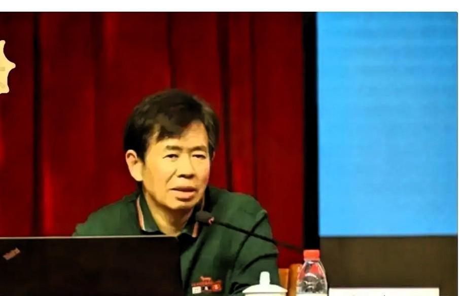 戴旭离席那一刻，直播间静得可怕。主持人打断了他。关于“战略自信”的论述刚开个