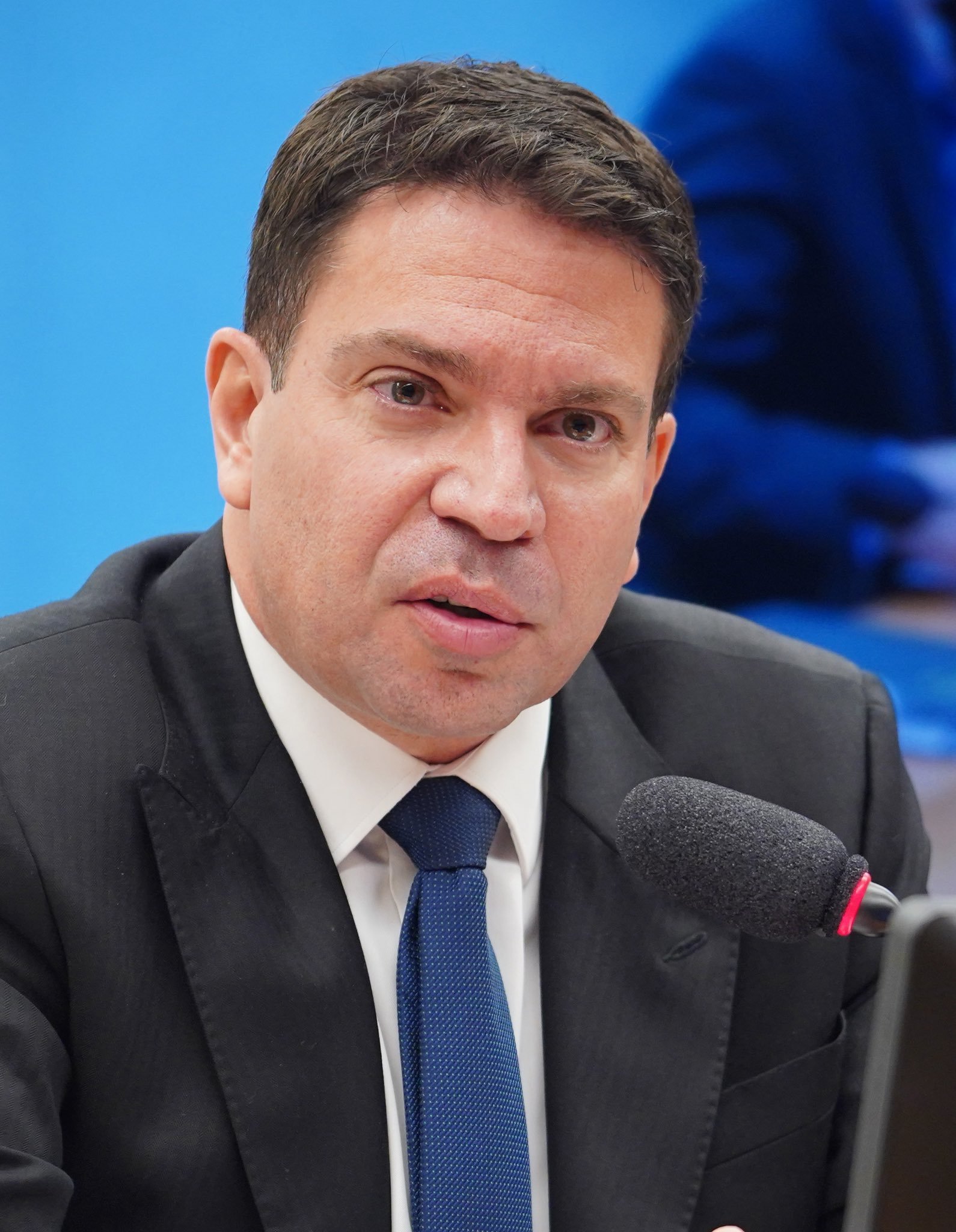 巴西媒体报道，美国移民与海关执法局（ICE）逮捕了巴西前情报局局长亚历山大·拉马