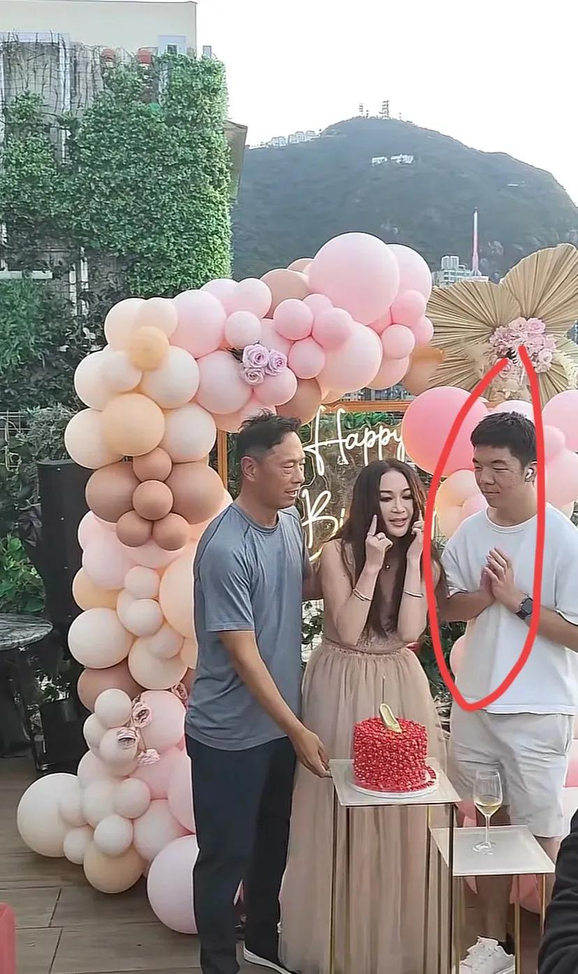 多少有点尴尬吧。59岁的温碧霞也是迎来了自己的生日，生日宴会上，16岁的儿子一个