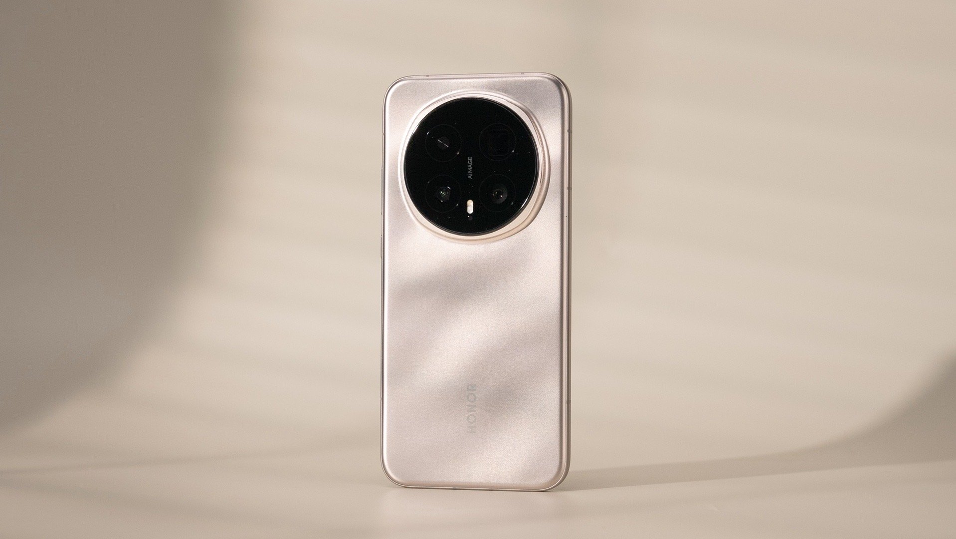 再来看看荣耀Magic8Pro，还是一眼高端范！