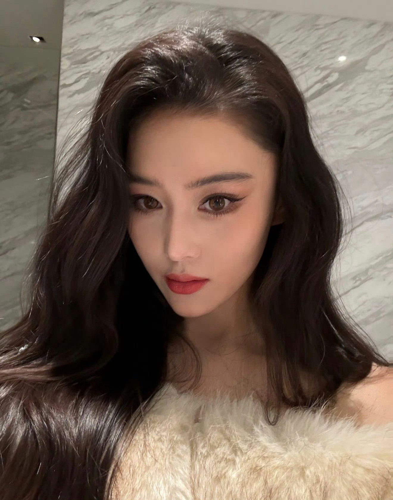 人怎么能善良成这样这真的对吗？粉丝给张馨予送花，没想到得到的回复居然不是谢谢，是