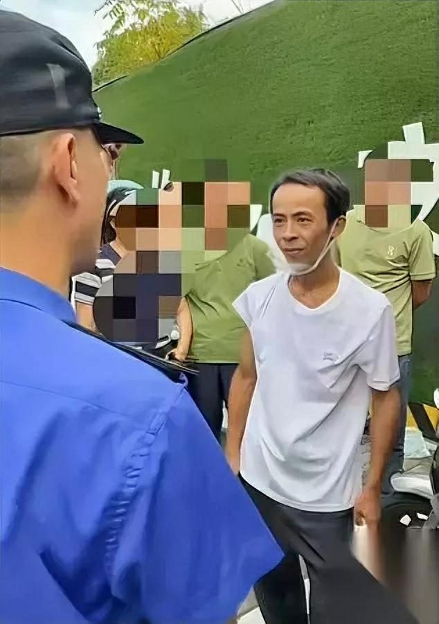 卖鸡排卖成“校门外的热乎执念”，这小哥的操作比刚炸的鸡排还香。景德镇张万鹏，