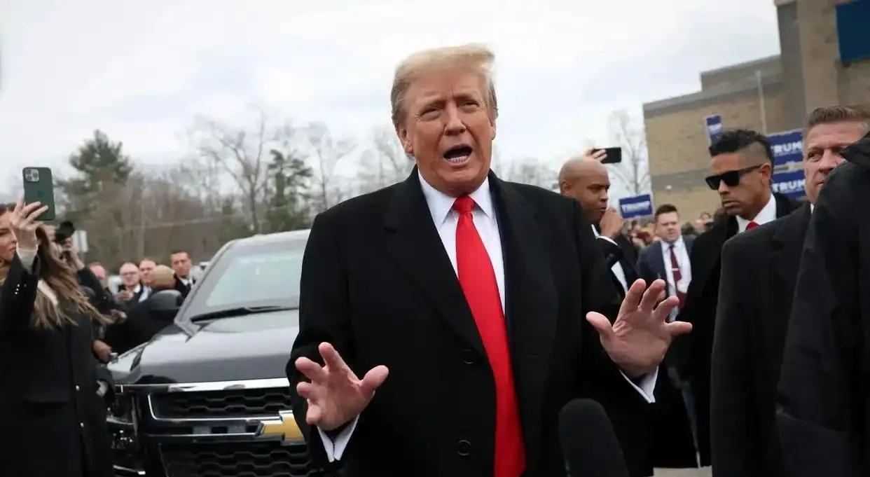 惊爆消息，美国对华智囊团被迫离职，特朗普七寸反被中国掐住！当特朗普的“裁员令”