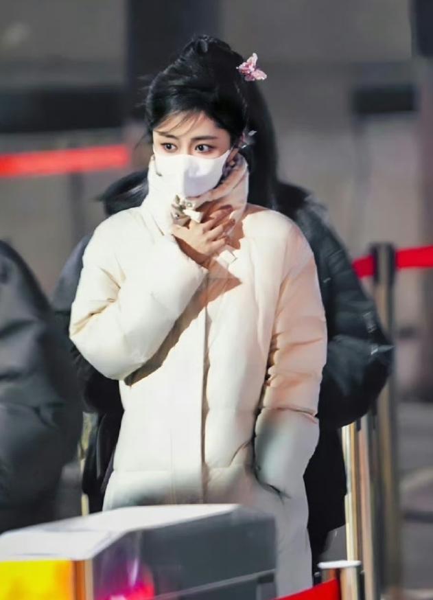 谭松韵现身央视春晚彩排！春晚第二次联排增加了很多此前彩排没出现的新面孔，有谭松