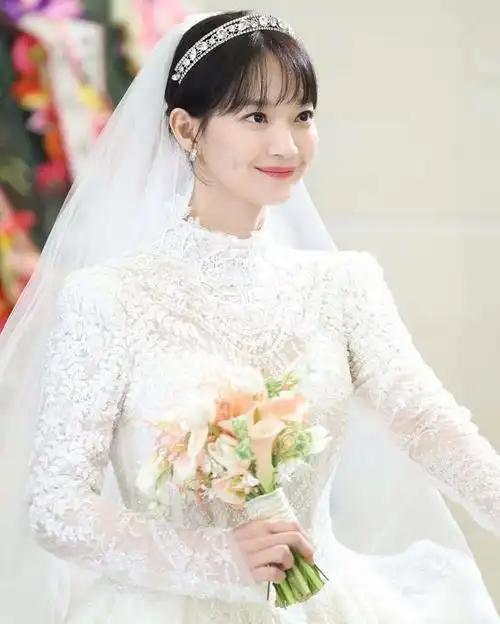 2025年12月20日，韩国顶流情侣金宇彬与申敏儿在首尔新罗酒店举行非公开婚礼。