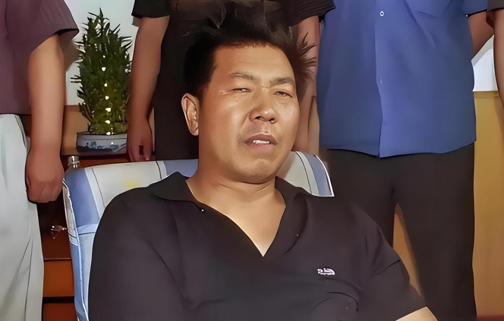 这事不是多聪明，是漏得太多，露得刚好。2001年绿城花园那三把榉木球形锁，牌子