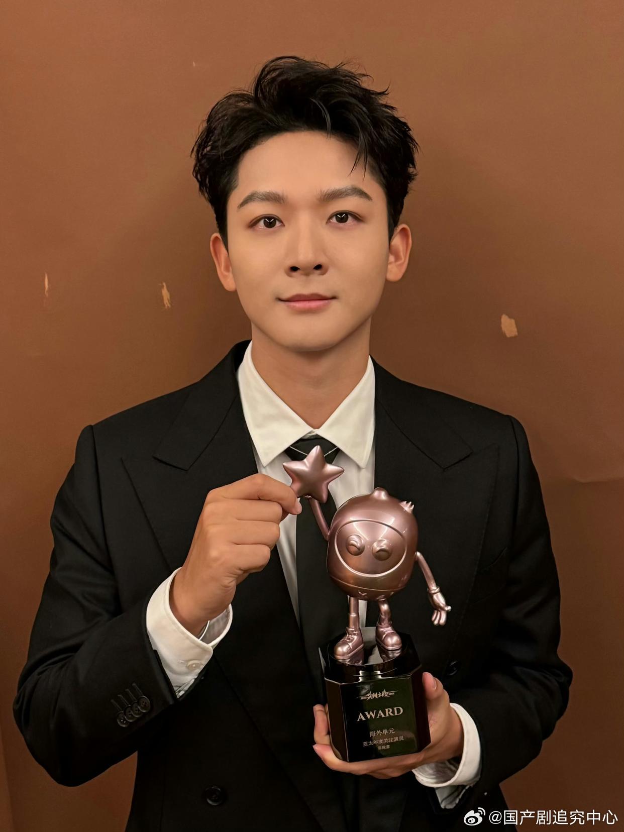 1.张碧晨之前有妊娠纹，是后来通过激光手术慢慢去掉的，现在还会有点痕迹，但只要扑