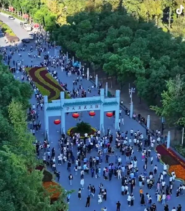 现在，网上要求【武汉大学】承认错误，向杨同学道歉，恢复其名誉和应有权利的信息铺天