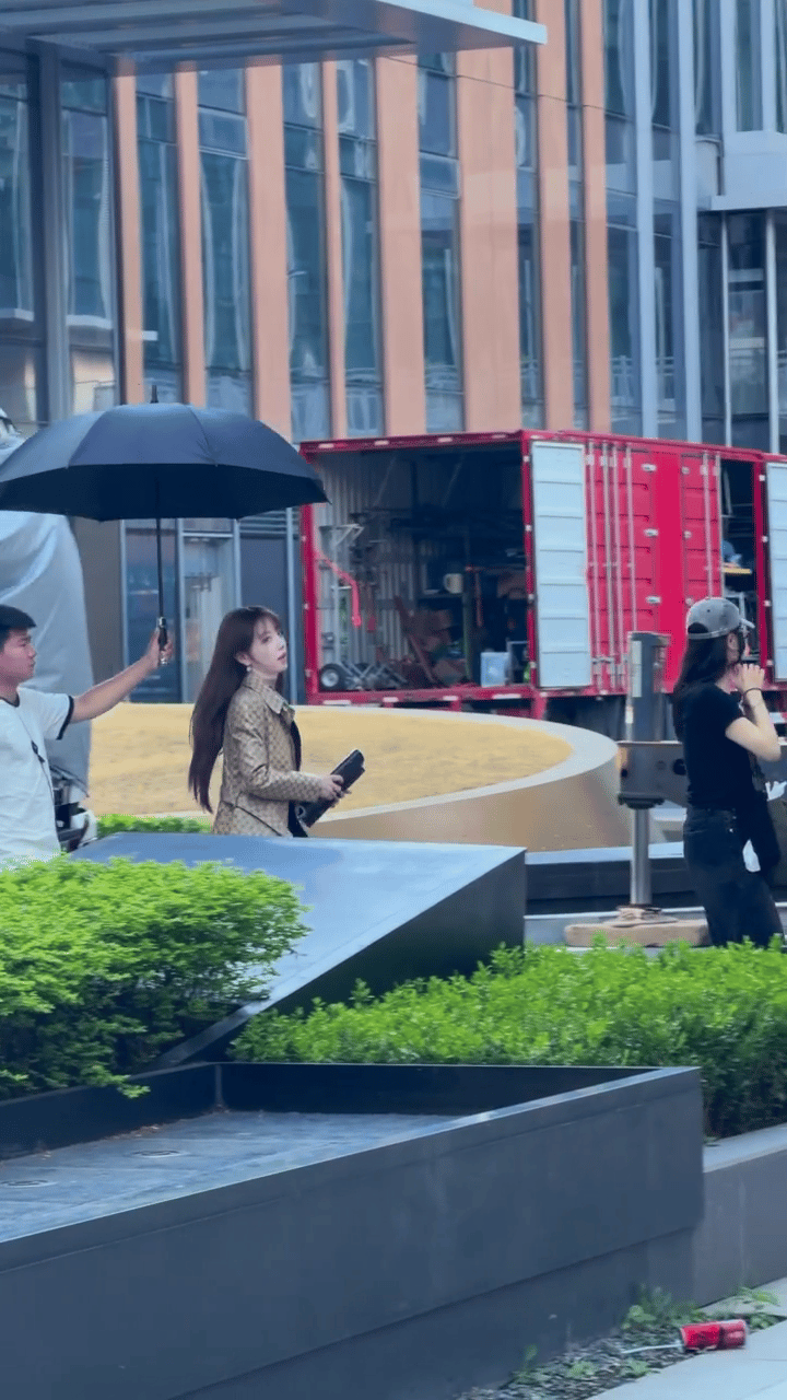 田曦薇拿书本像拿手提包田曦薇片场被喊妈妈远看真的会误以为是精致包包，这个画面笑点