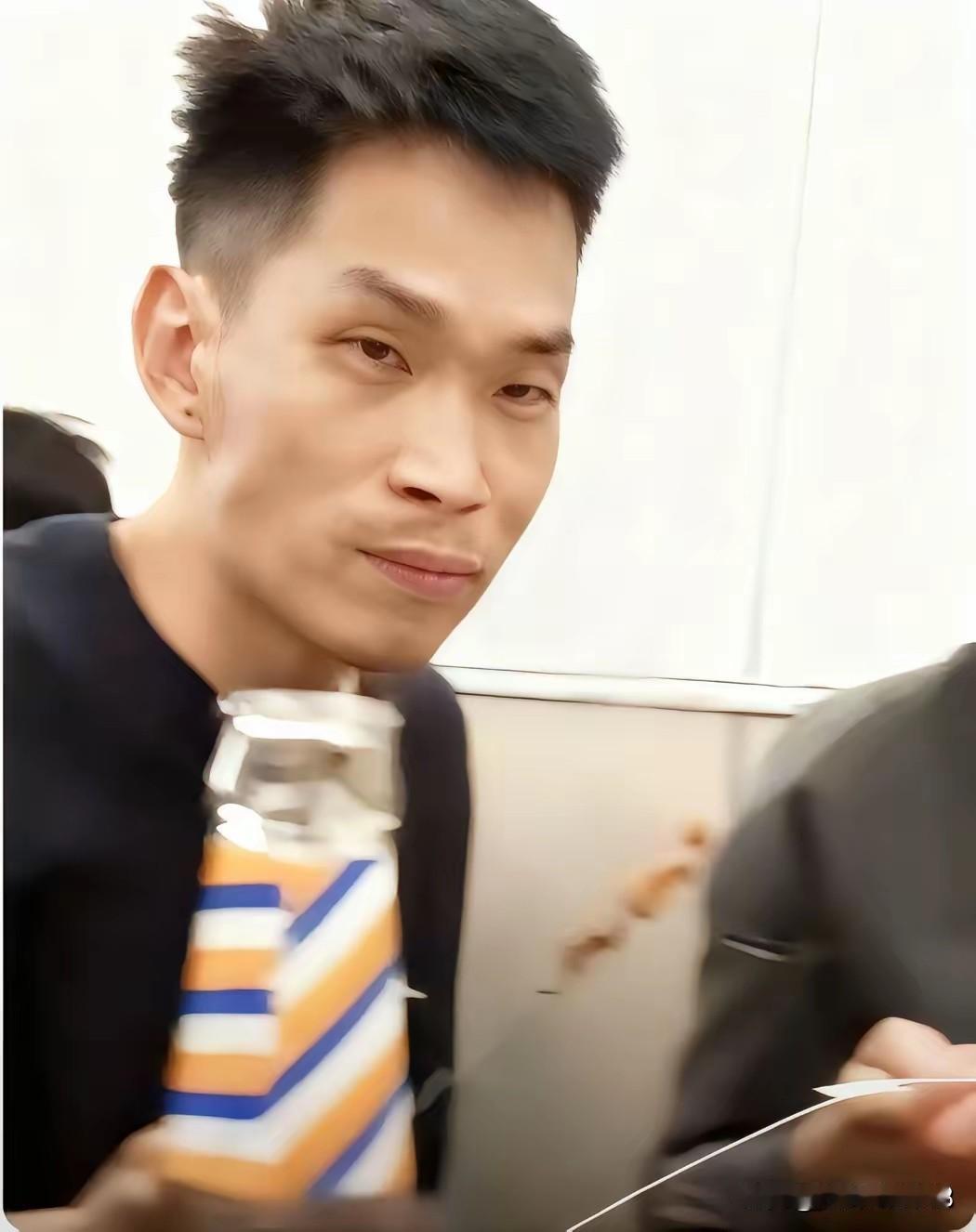 梁先生发小，就算偷东西被发现了。有能力逃跑，但为什么制造大案出来。不放过跟自己