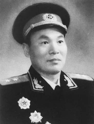 红军一个班走出三位开国将军，为何两名战士成了上将，而老班长的军衔却最低？19