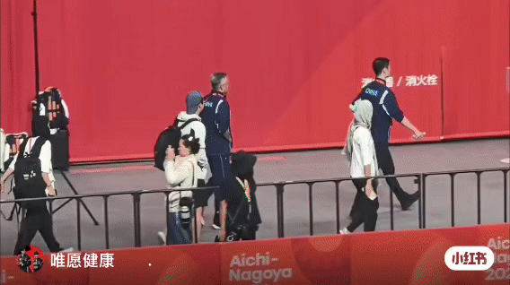亚运男单结束后，现场球迷对着王皓大喊下课，王皓冲着观众席鼓掌，示意观众再喊大声点