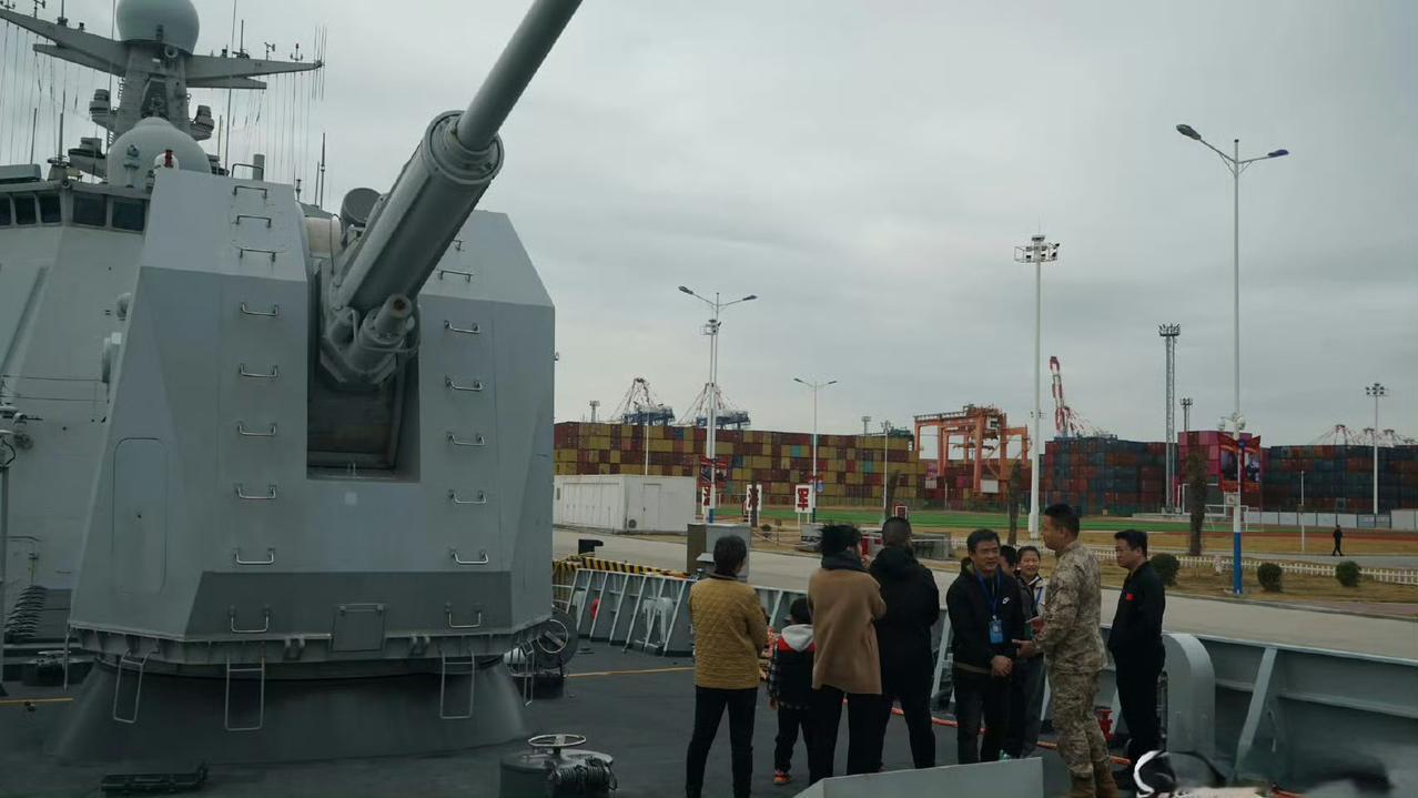 中国军迷眼里的(H/PJ‑45)130主炮（左）VS中国海军眼里的130主炮