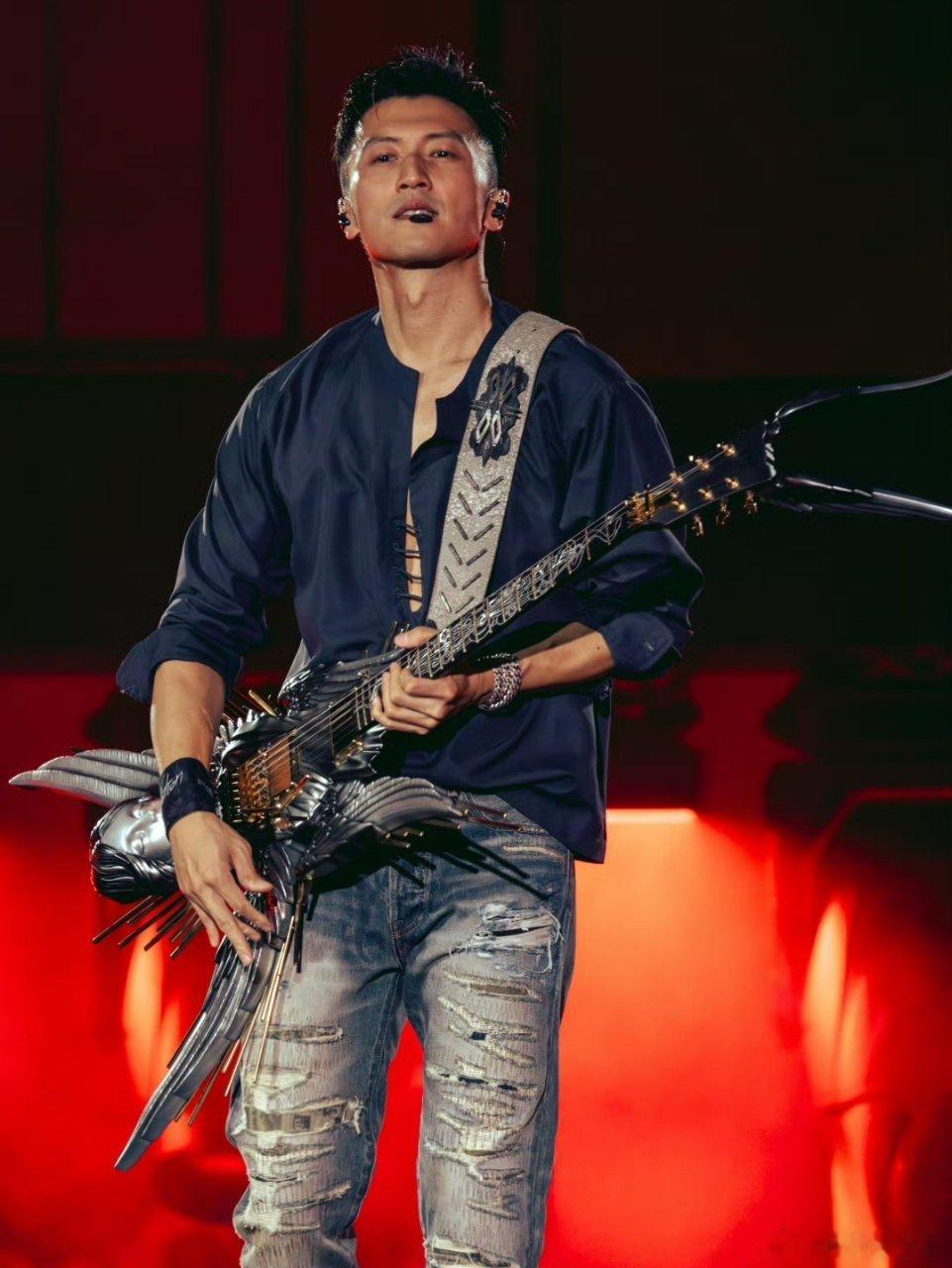 谢霆锋青岛个人演唱会7月3日正式开🎫！等了二十多年，谢霆锋首次登陆青岛开个人演