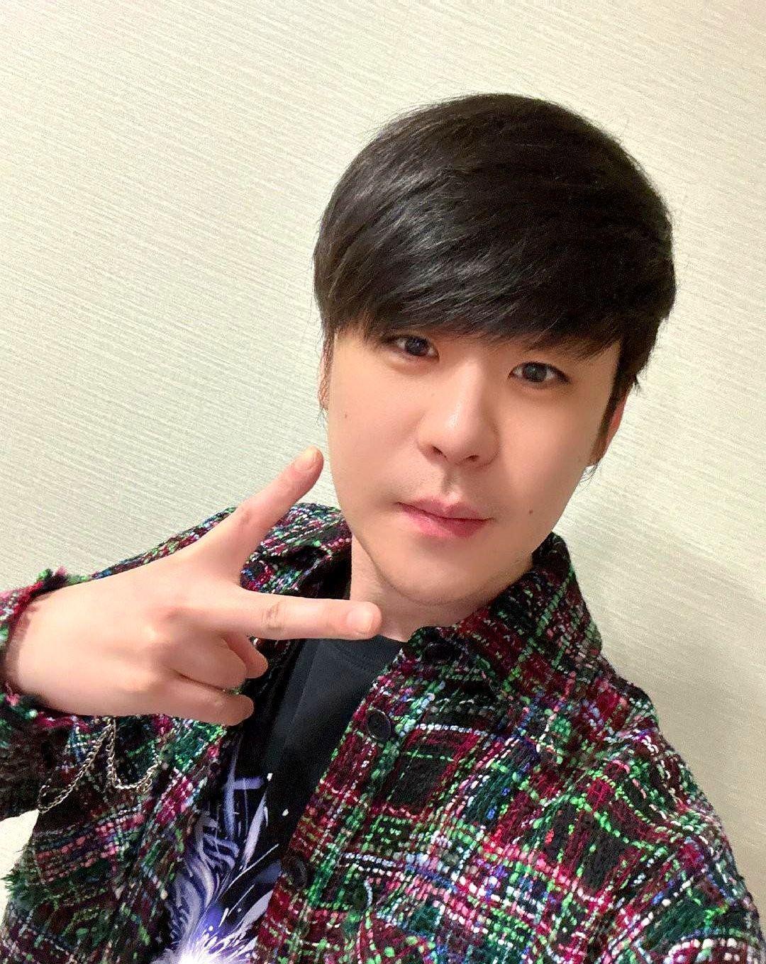 张云雷在台上清贵逼人，观众都夸演技好，直到镜头扫向他52岁的母亲。德云社专场上