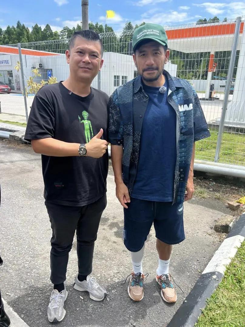 51岁张震岳现身马来西亚，他现在的面相太奇怪了，脸型好长，鼻子大，眼睛小，整张脸