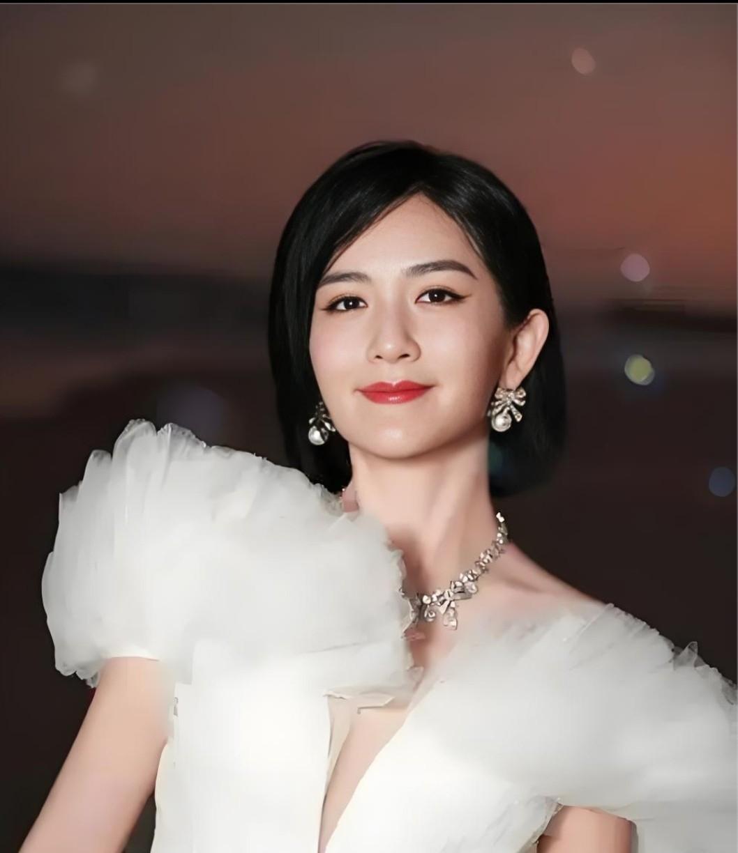 谢娜对李维嘉说：“你知道我家姐姐把妹妹弄哭后，接下来会怎么做？”李维嘉说：“肯