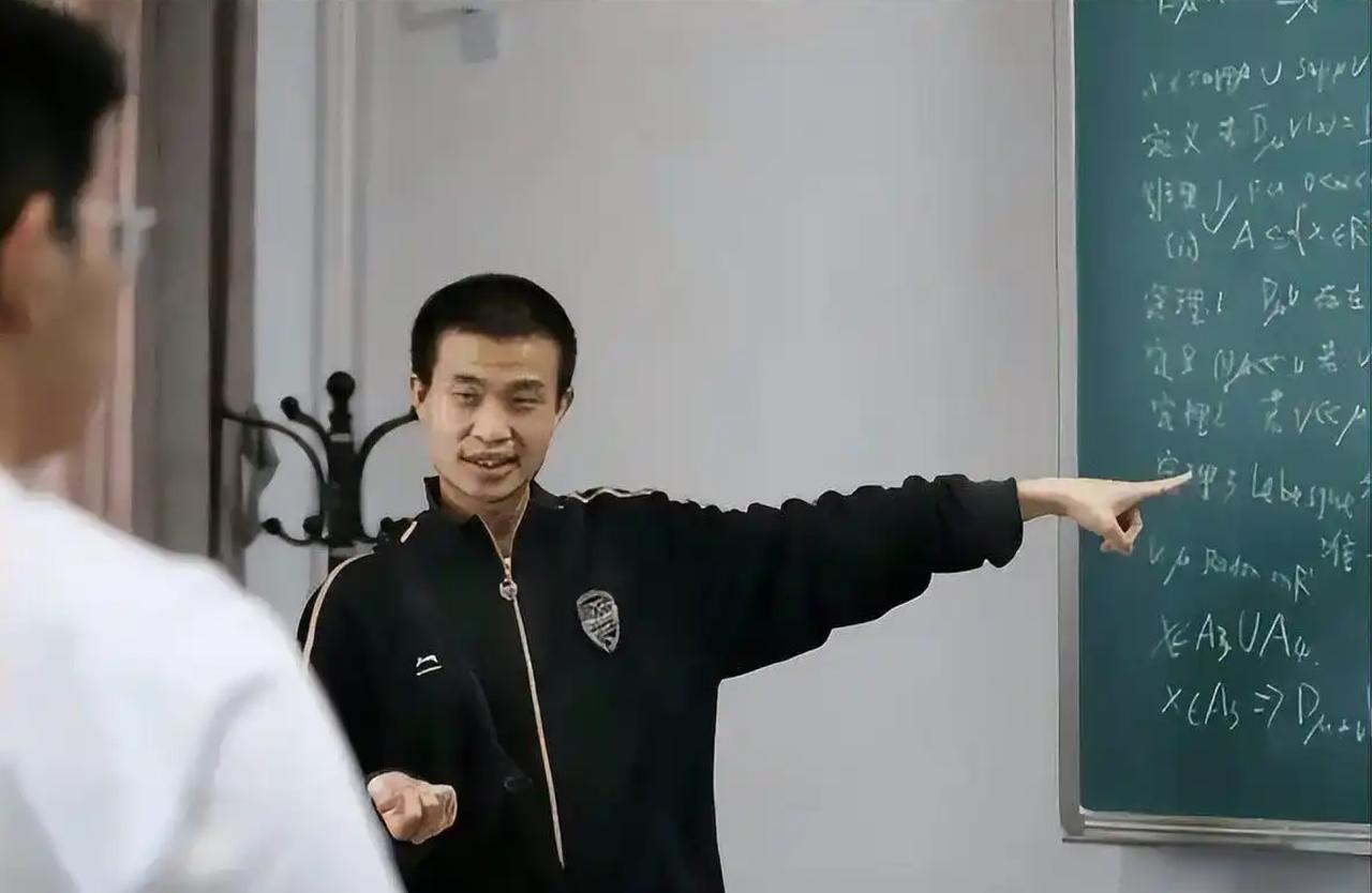 数学才子，韦东奕已经跻身副教授，正式结束六年考察期，成为北大长聘副教授。