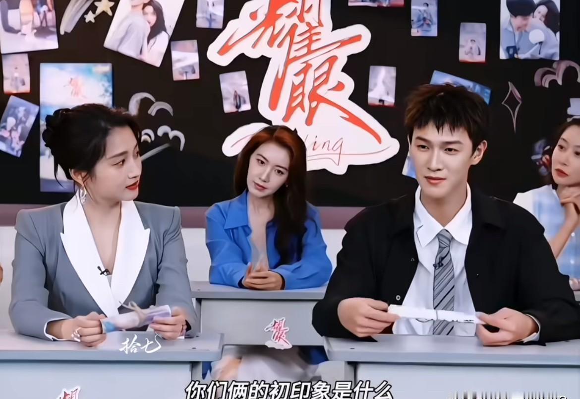 关晓彤李昀锐剧宣现场，高露坐一旁听了半小时就困了。她不是装困。是那种真的听不