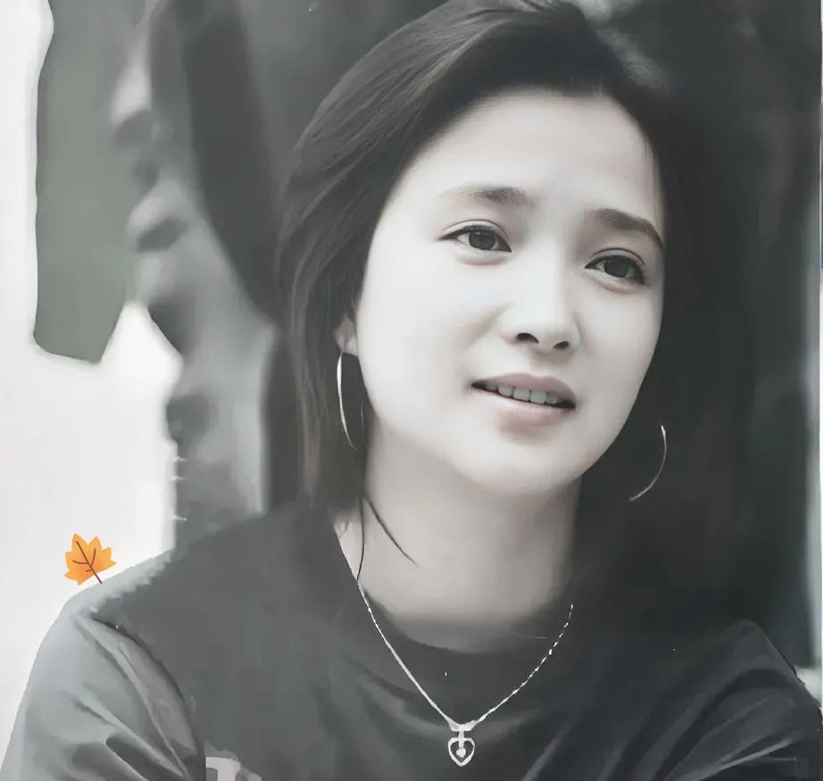 离婚20年，前夫每周来前妻病房打卡。不是探望，是上班。他拎着保温桶推开门的