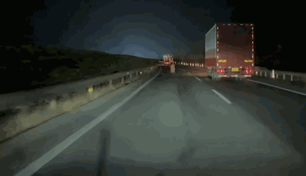 一辆全新岚图知音汽车在正常行驶时，突遇一名行人疑似推着婴儿车在最左侧车道逆行，还