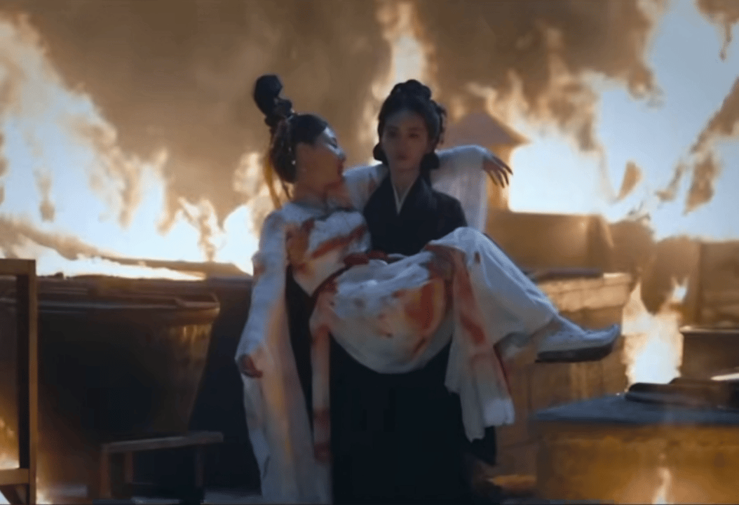 刘诗诗身材真的特别好，瘦而不柴，轻松抱起女演员，这么多年身材管理一直在线，一姐不