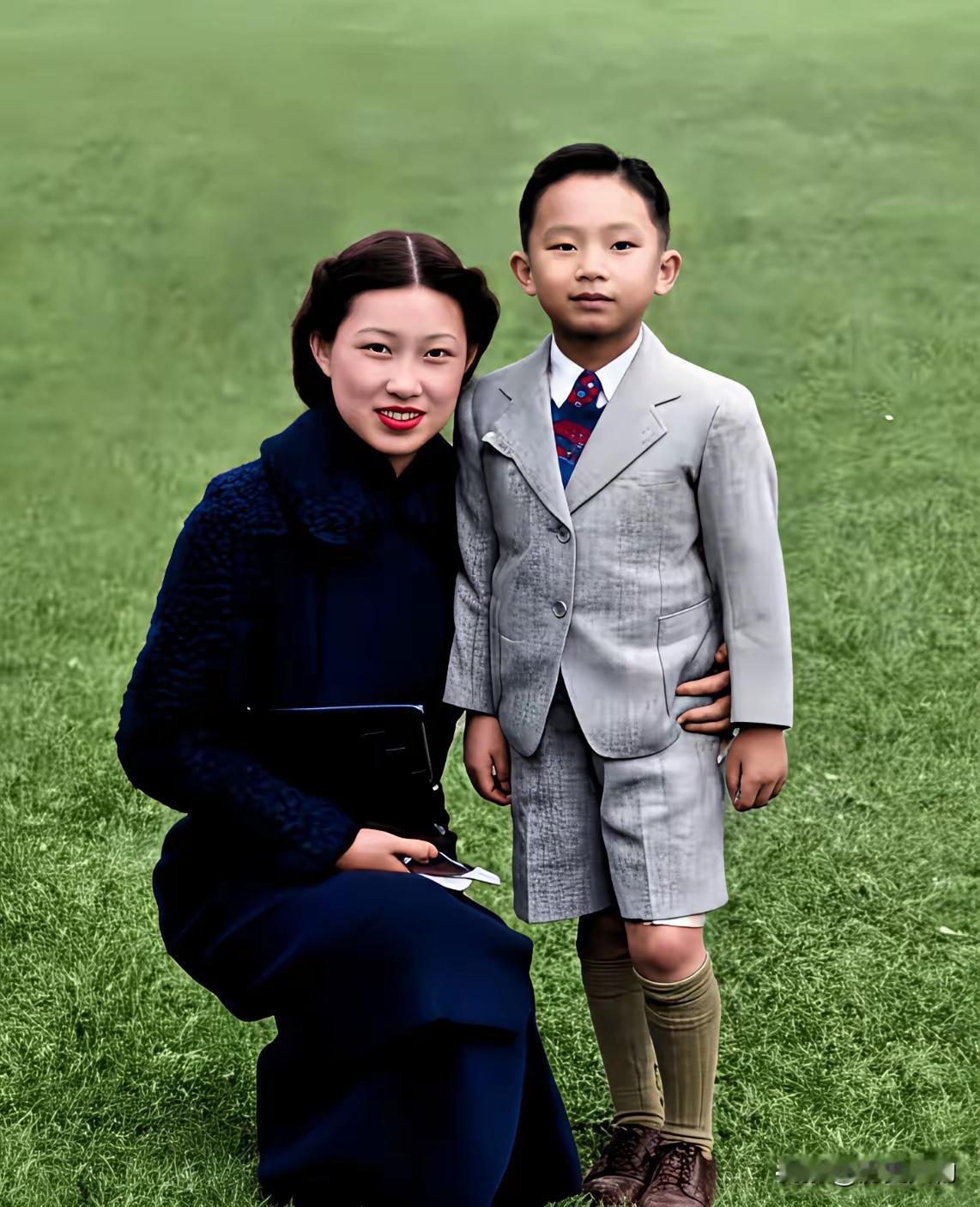 1939年，地点香港，27岁赵一荻年轻时尚长得漂亮，和9岁儿子留下最后一张合影。