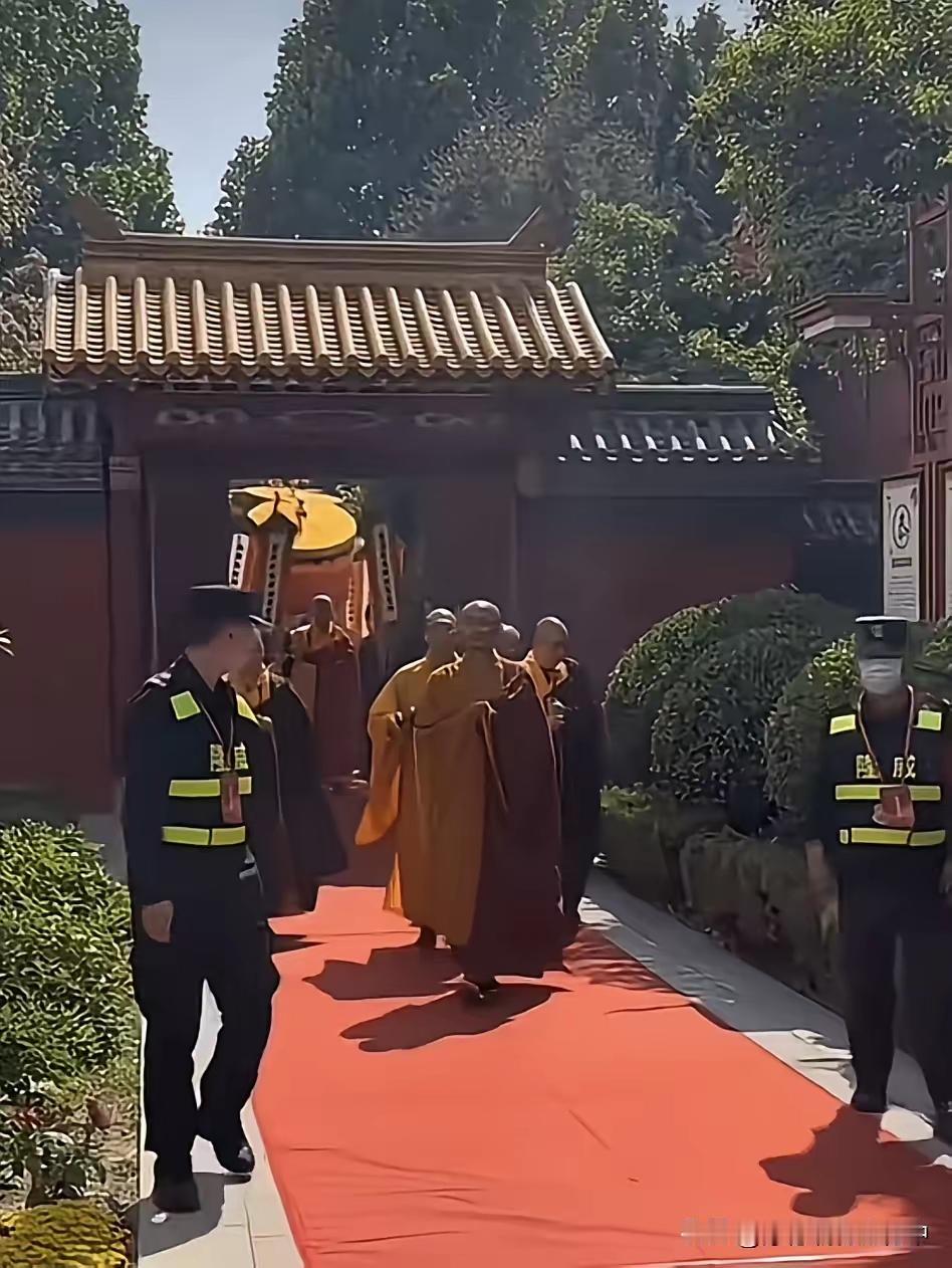 在自家寺院还让保安开道，这和尚摆谱摆得可真够可以的。现在和尚的事儿争议还真不少，