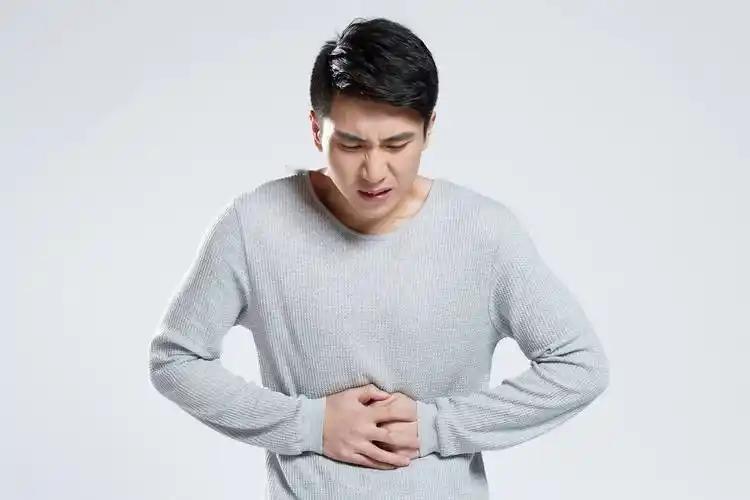 “离大谱了！”湖北武汉，一男子喝完冰水肚子疼，被诊断为胃癌。术前活检报告已经提示