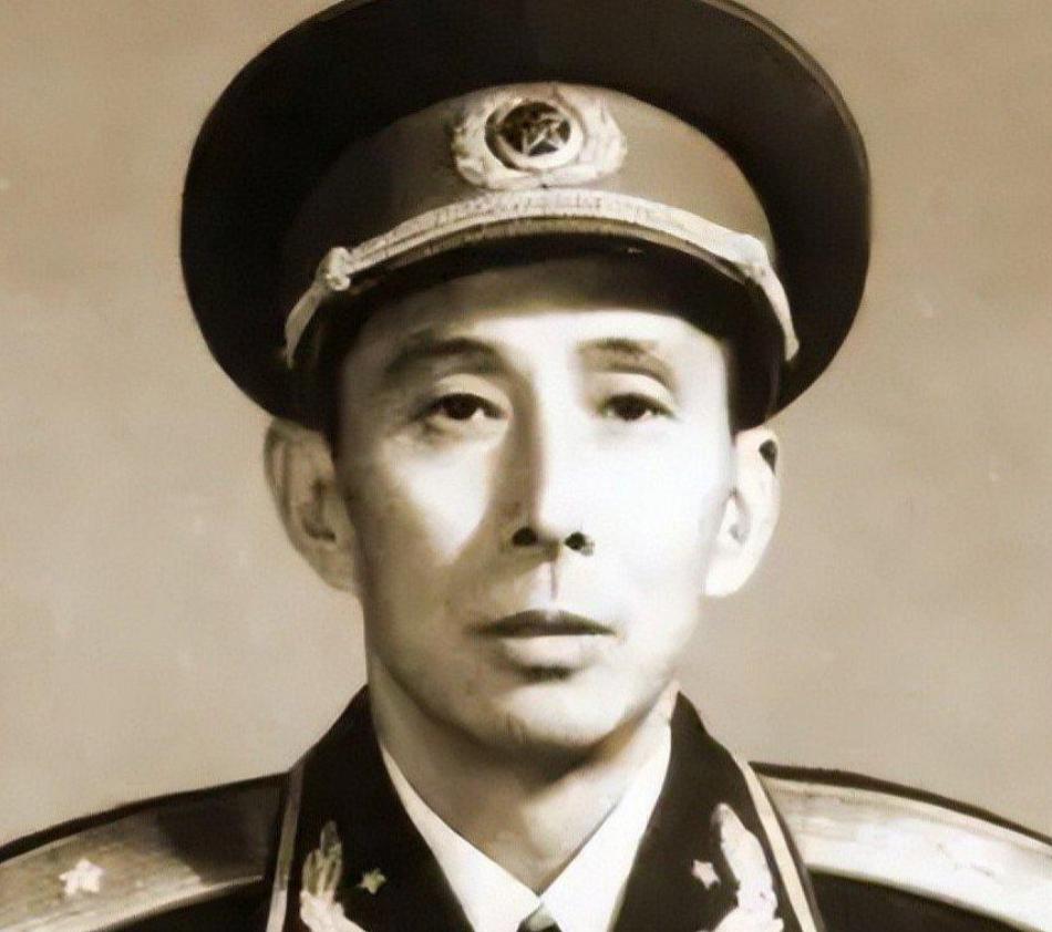 1941年，河北行唐县，一个卖香油的货郎挑着担子晃悠悠进了村，逮住两个小孩问了一