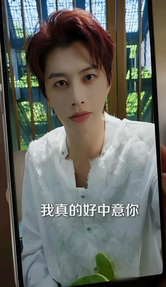 开机第三天，剧组原地解散。不是闹掰，是全部换掉。从导演到场务，从女主到灯光。