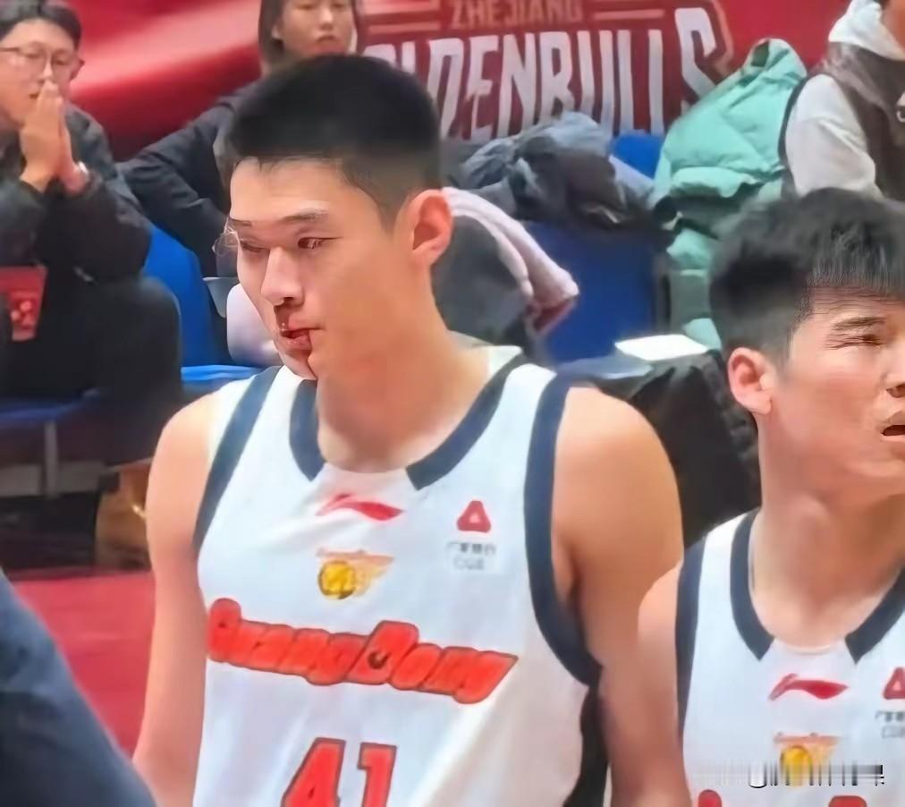 杜锋彻底掀翻桌子了！CBA常规赛第二轮，广东客场挑战浙江队比赛中，新星王洪泽