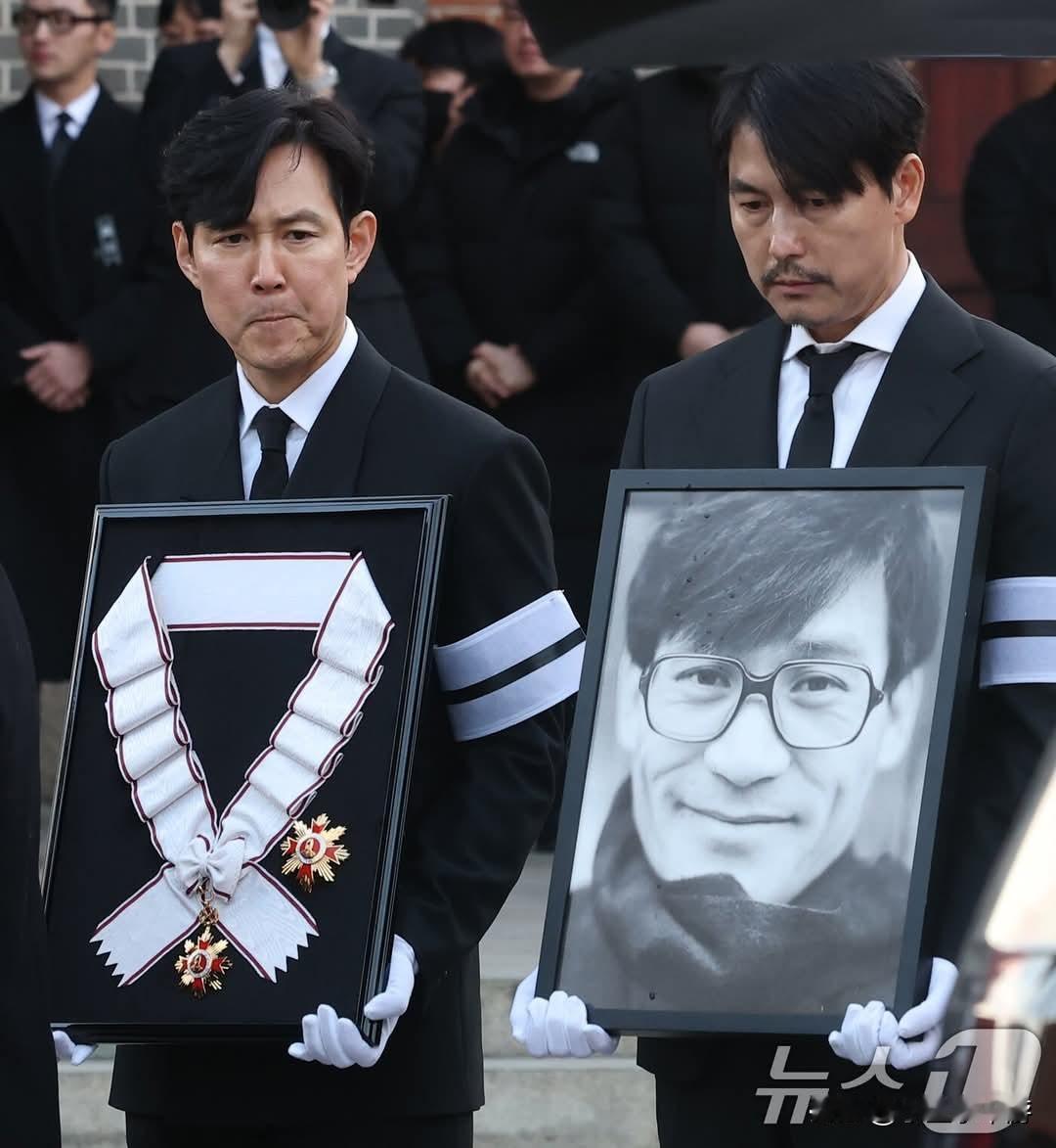 “国民影帝”安圣基于今日上午举行出殡仪式，他享年74岁，最终在遗属和同僚的悲泣中