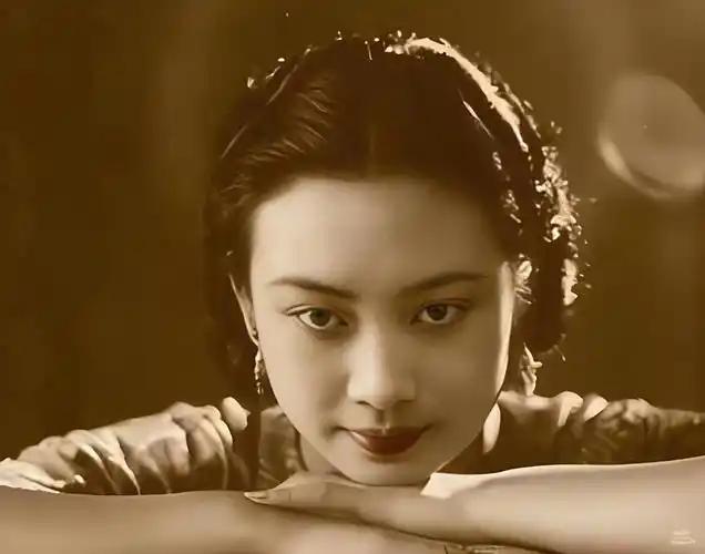 很现实的一段话："看起来越正经的女人，越容易出轨。因为正经是给别人看的，骨子里全