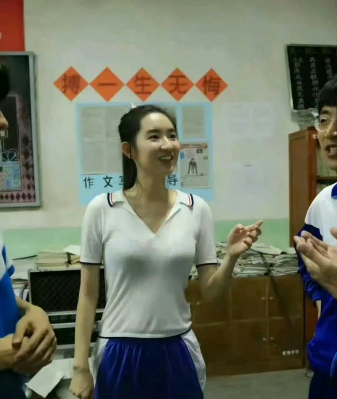 谁家高中生校服这么透啊​，真不知道导演咋想的[汗]​​​​